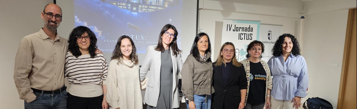 Ponentes junto a autoridades y asociación organizadora