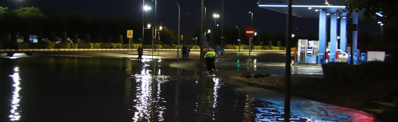 Operarios municipales intervienen en la zona trasera del barrio Nuevo Manzanares